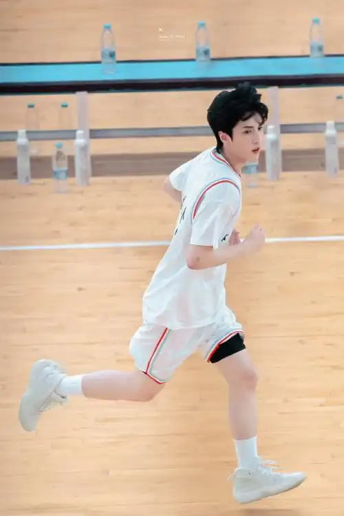 tf家族夏日运动会##严浩翔夏日运动会饭拍生图