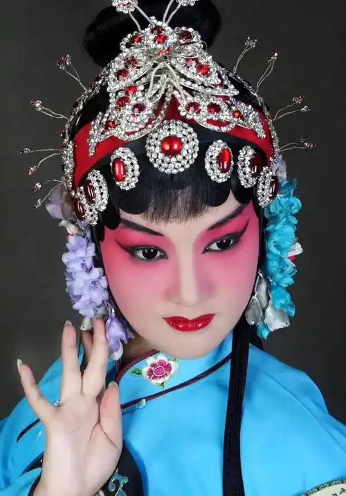 戏曲旦角用水钻头面,取其晶莹闪烁之华美,以此来衬托角色的年轻漂亮