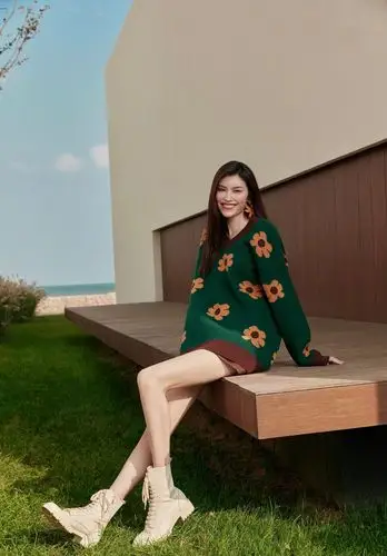 何穗真是个时髦精,穿v领花朵针织衣大方明媚,女神范儿十足