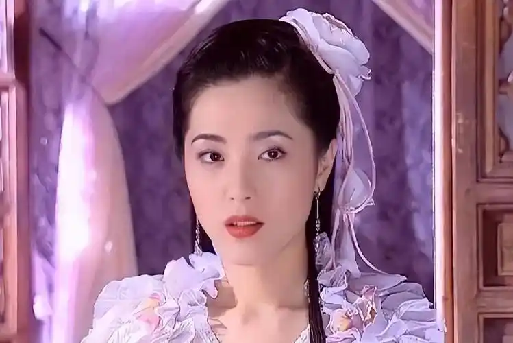 事实上,曾黎现在已经没有时间观念了,她年轻时的古装只是一个绝色美人