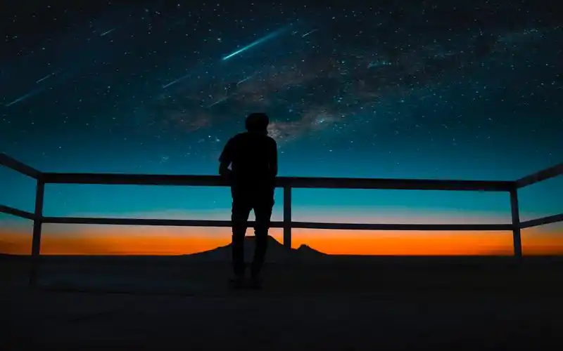 夜晚伤感男人的背影