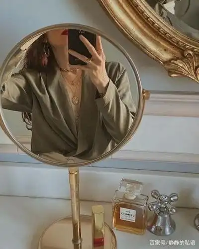 镜子里面的女人