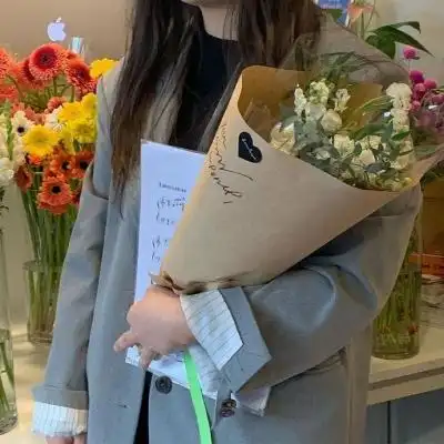 捧花女生头像部位高清不露脸的微信头像图片女手捧花