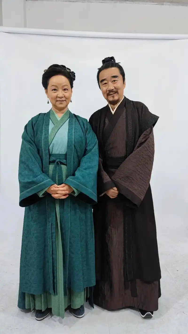 头一回和老伴儿一起拍宋代的古装剧,并且还演的是一对老夫妻!