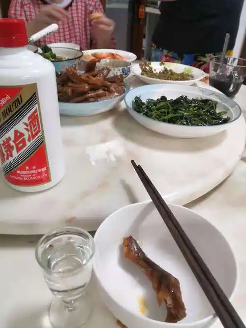 喝茅台能传递什么生活的滋味事业的升华丁雄军说把酒言欢是人类交往的