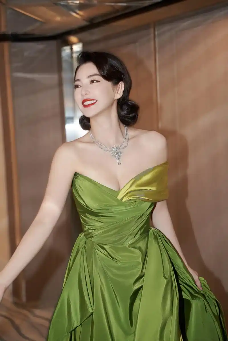 张雨绮:一袭绿色抹胸裙似复古名伶