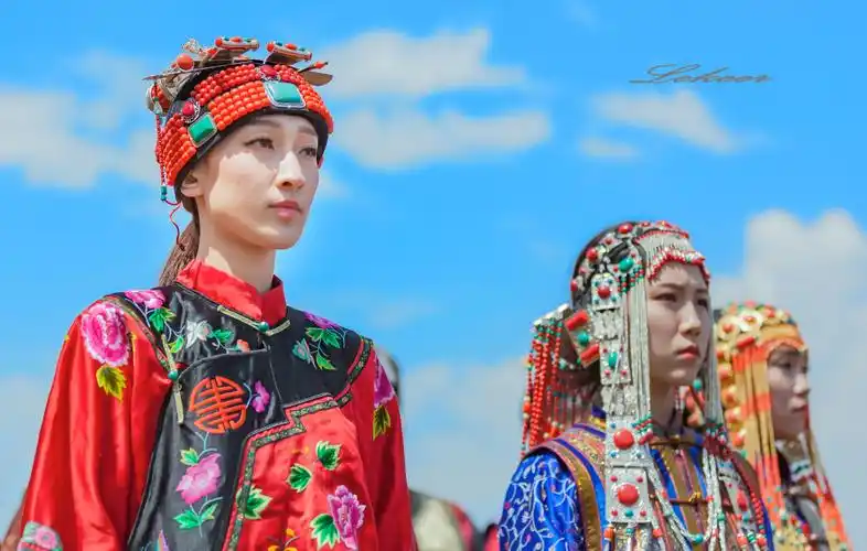 科尔沁现代服饰在保留蒙古族基本特点和部落风格的同时.