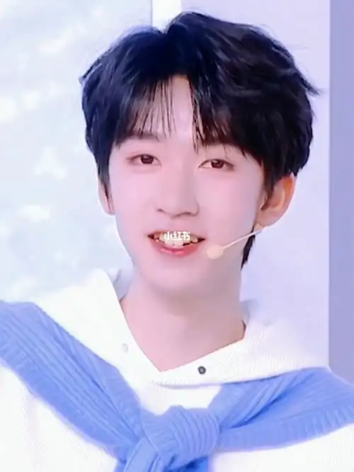 贺峻霖他是怎么做到又奶又帅的啊亲一口