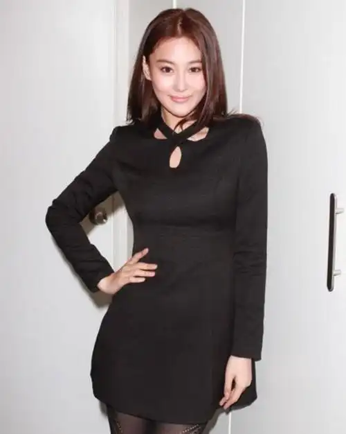 黑色流线丝袜搭配梅花连衣裙,张馨予成功打破二次元束缚!