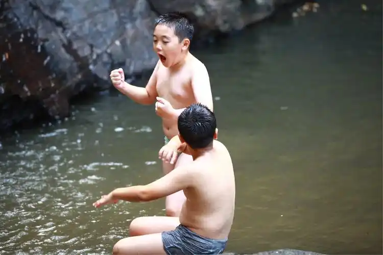 群娃戏水金坑村