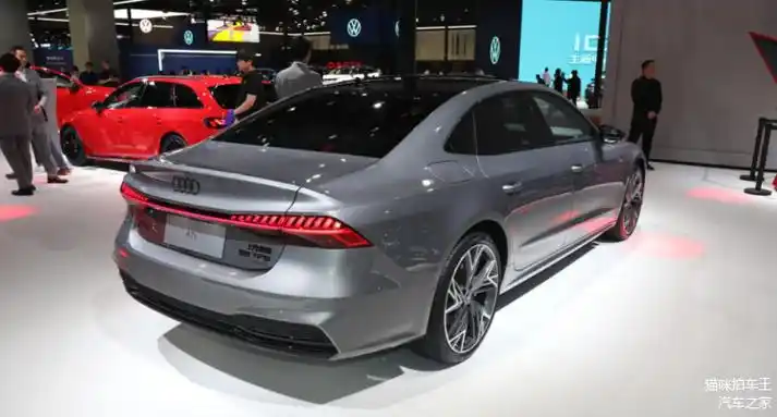 主播在奥迪a7l挡风玻璃上挂着一个牌子,上面写着26万拿下全新奥迪a7l