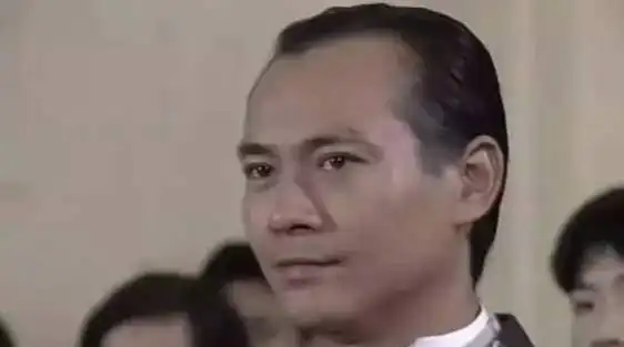 32岁秃头,为保持英俊形象戴足41年假发,仅在前妻追悼会摘过一次