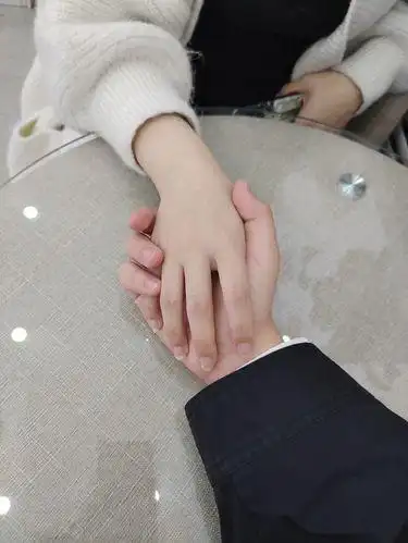 男女牵手的图片只有手 情侣牵手图片只有手