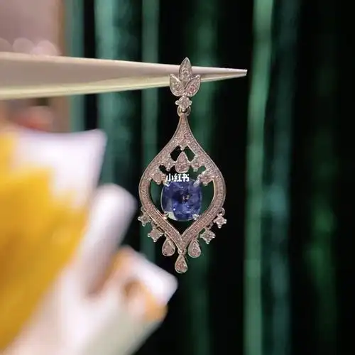 经典款设计蓝宝石吊坠女士通勤珠宝推荐