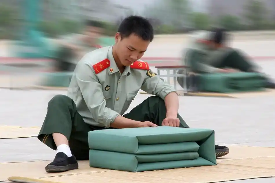 贵州武警举行叠被子比赛最快记录只用58秒_高清图集_新浪网