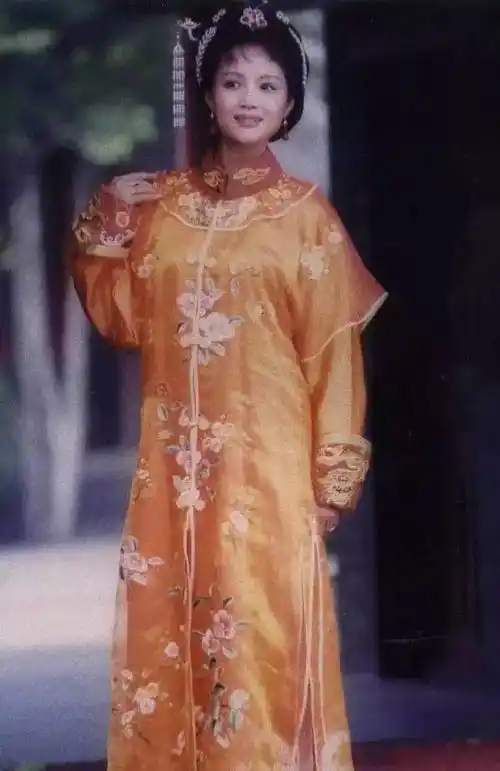 53岁茹萍婚姻坎坷二婚嫁给演员刘之冰如今一家四口都是演员