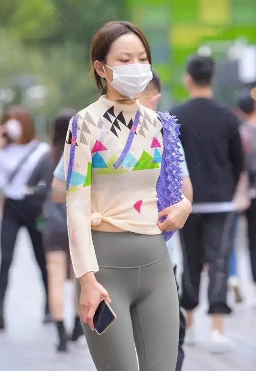 轻薄上衣搭配紧身瑜伽裤,撞色几何装饰清爽干练,这就是时尚吧_图案