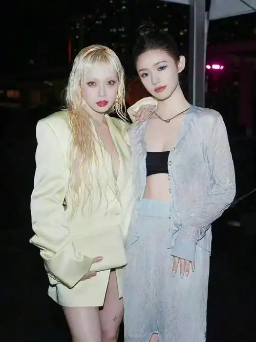 和钟楚曦同框,一个明艳大气,一个清丽脱俗,美得各有千秋.