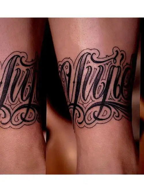 作品简介:客人另一半的名字的拼音,设计成花体字表现出来!