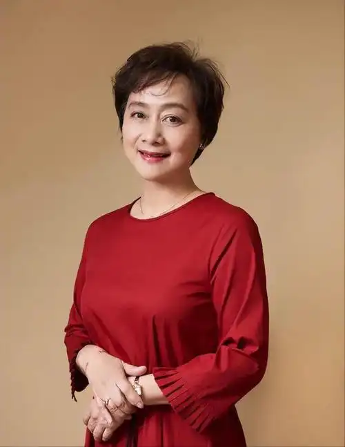 坎坷女星黄梅莹:命运多舛,嫁给金鑫后苦尽甘来,恩爱38年生一子 影视