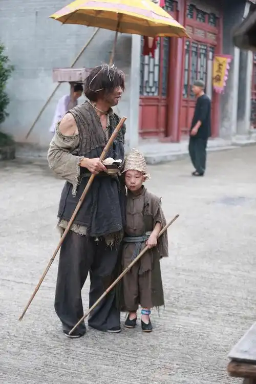 《爸爸去哪儿》林大竣和轩轩扮乞丐照片曝光