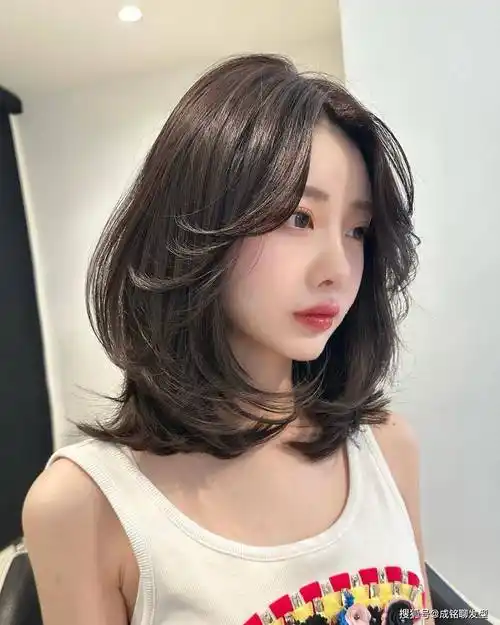 告别老气横秋,中短发这样烫,时尚减龄又显气质_发型_效果_卷发