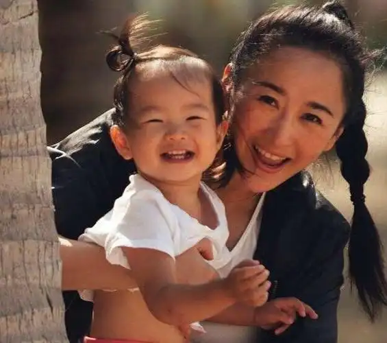 婚后杨蕊生下女儿,看上去颜值更随邵桐多点.