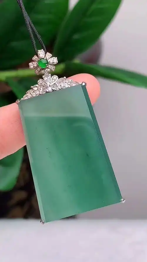 天然a货翡翠 g 693 18k金伴钻镶嵌冰种蓝水无事牌吊坠 玉质细腻 种水