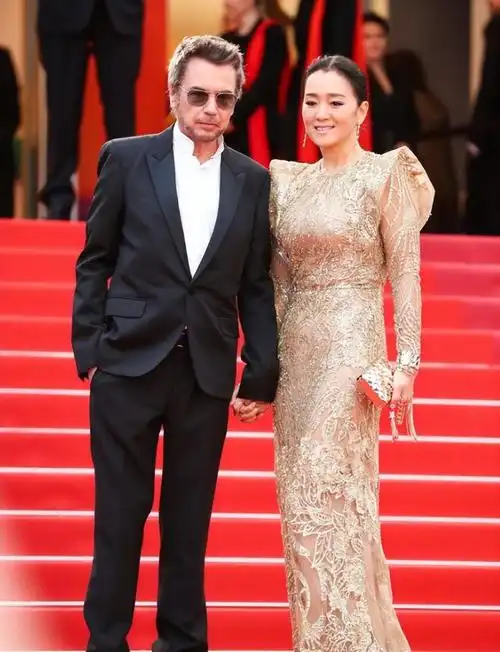 巩俐和老公海滩散步她线条饱满堪比少女老公帅气不输男明星