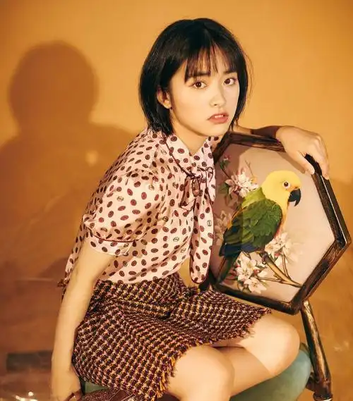 沈月登杂志封面清澈的明眸爽利的短发是我们清新脱俗的小杉菜