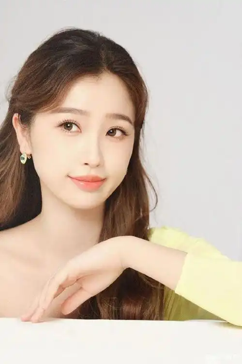 虞书欣柠檬黄造型写真超甜美!雪肤玉貌太性感靓丽