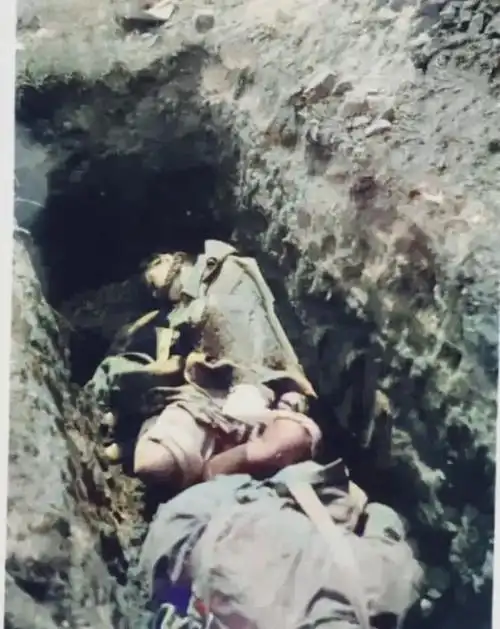 1941年,一名牺牲的苏联女兵照片,躺在战壕里依旧保持着战斗姿势|战场