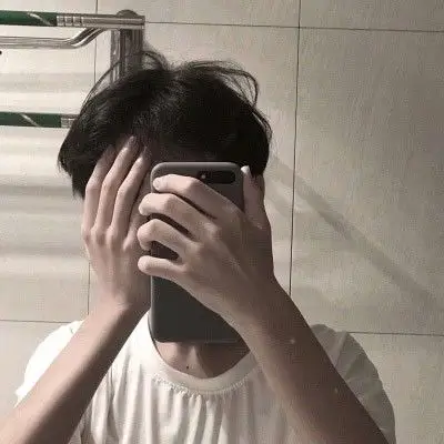 男生拿手机遮脸头像初恋迈进老树
