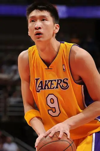 效力于湖人队时期的孙悦(图片/cfp)2007年6月,孙悦在nba选秀大会上被