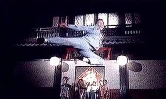 李小龙弹跳能力一般,那他在电影中著名的凌空飞踢,是如何实现的_邹文