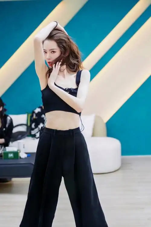 乘风破浪的姐姐戚薇,这身材,这造型,好性感,好美吆!好喜欢戚薇!