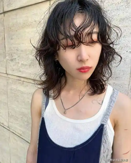 35岁左右的女性想烫发,有什么洋气好看又不显老的发型推荐吗?