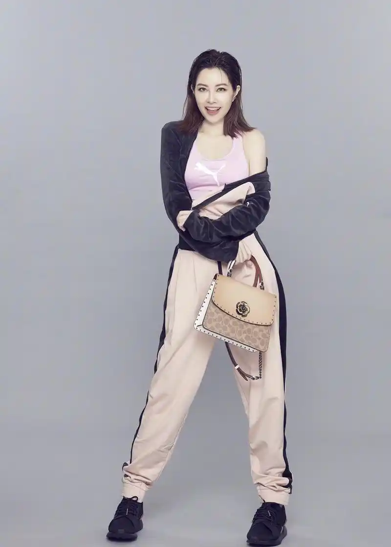 41岁徐怀钰才是不老仙女,"狗啃刘海"配卫衣,看来最多20岁