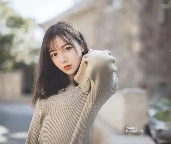 日前,吉林大学校花在微博上晒出了自己的一系列写真和生活照,瞬间成为