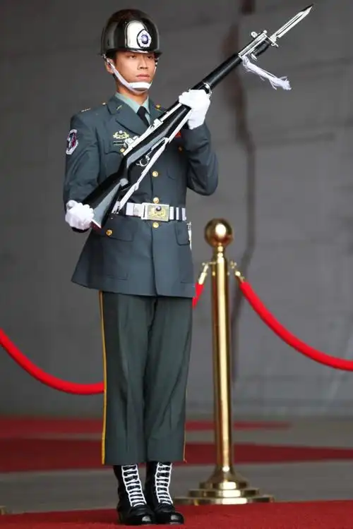 台湾军人 - 礼队换哨交接式