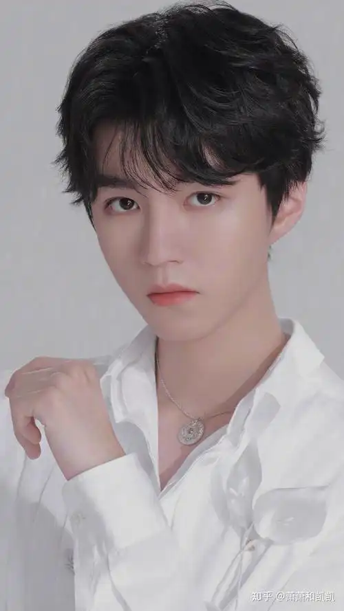 可以分享王俊凯桃花眼看别人(别的事物)时很容易引起误会的照片吗