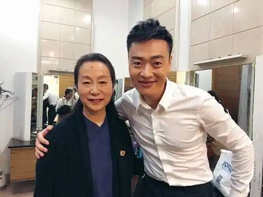 周野芒离婚后娶琼瑶女郎,奚美娟却至今未婚,她在追求什么?-中国婚嫁