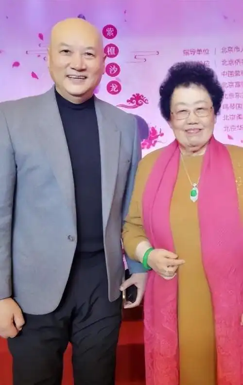 迟重瑞夫妻同框如母子他穿西装帅如唐僧陈丽华戴珠宝难掩老态