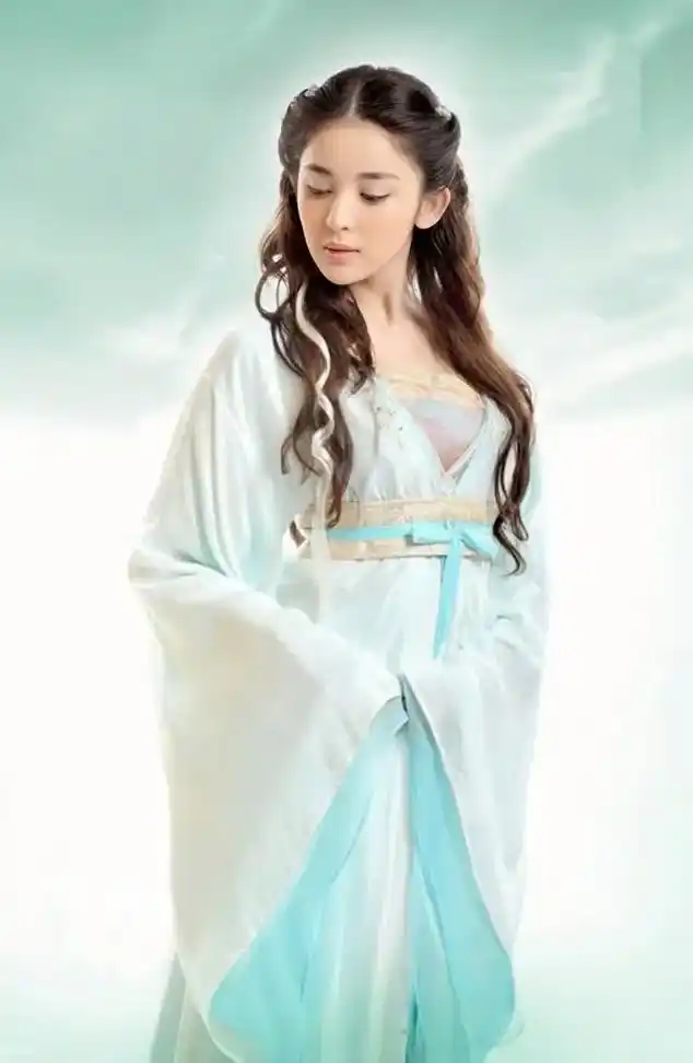 古力娜扎.图1:《轩辕剑之天之痕》-小雪 图2:《青丘狐传说 - 抖音