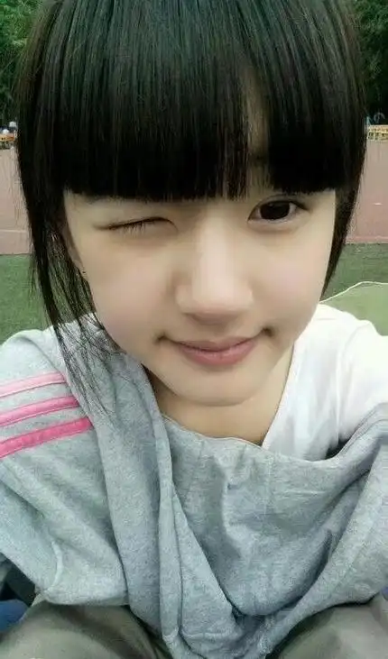 赵露思厚刘海旧照