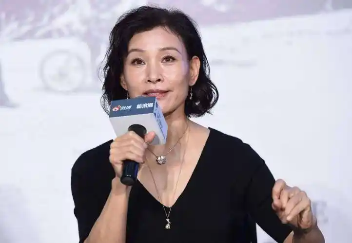 59岁陈冲真放得开,穿那么细的吊带裙亮相,肩带意外滑落太尴尬了_显得