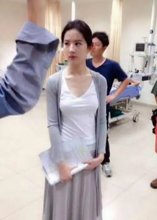 刘亦菲约闺蜜吃小龙虾穿2万泰迪熊大衣拎lv包一身行头近10万