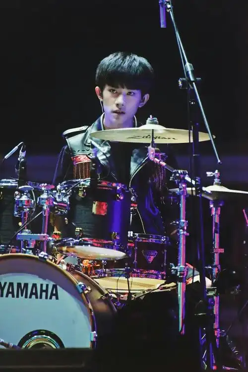 易烊千玺tfboys三周年粉丝见面会架子鼓舞蹈高清帅气酷