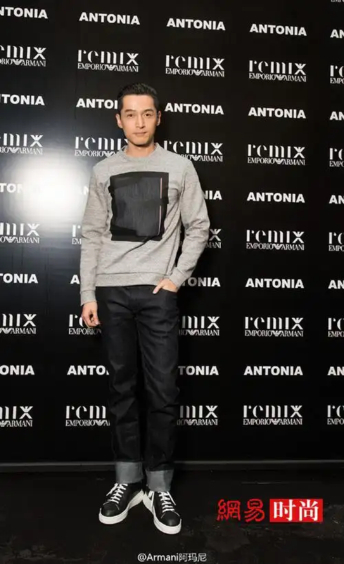 胡歌米兰看秀人气太高 一身西装帅又萌