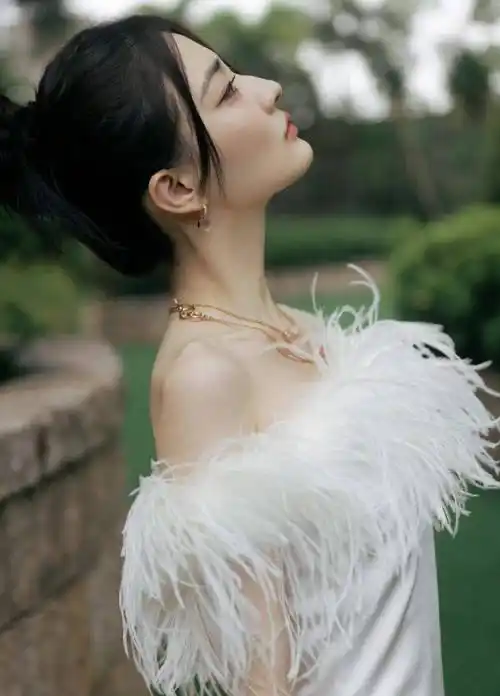 女星徐璐时尚写真:靓丽迷人,眉清目秀